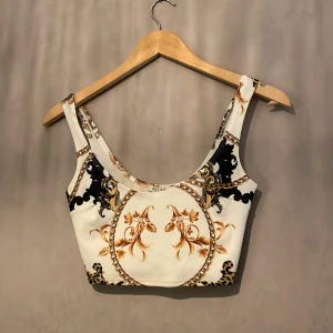 Topp - Kort mönstrad topp från NLYONE, storlek xs 