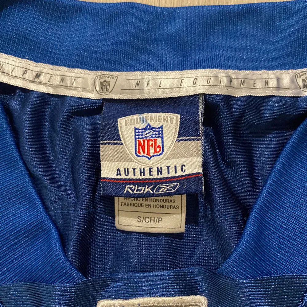 Vintage autentisk NFL Jersey, oanvänd, strlk S men är relativt stor i storleken så passar även M. Start pris 300kr men kom gärna med pris förslag *köparen står för frakten*. T-shirts.