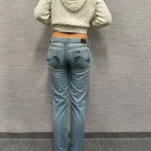 Lågmidjade Lee Jeans i skit snygg färg och jättebra skick💓💖 Storlek: W27 L31