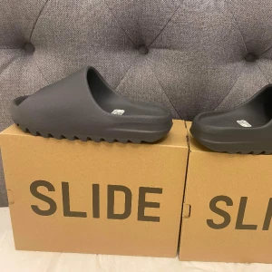 Yeezy slide - Yeezy slide grey i storlek 43 Yeezy slide granite i storlek 44,5 Inga av dessa är använda överhuvudtaget och är så gott som nya och kostar 950kr/st✨Vid frågor är det bara att skriva privat🤍