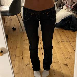 Så snygga Lee jeans som är väldigt låga i midjan och raka i modellen🫶 Storleken är 26/31 men passar mig som oftast har 25/32, färgen är svart/marinblå, säljer även två till jeans i lika modell men andra färger