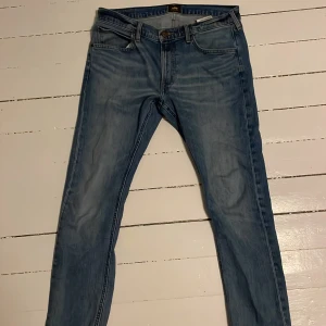 Lee jeans Luke  - Säljer dessa jätte fina lee jeansen eftersom att dom inte kommer till användning. Modellen är Luke och jeansen är slim fit. Köpta för drygt 1 år sedan men har inte kommit till användning så mycket. Inga fläckar eller hål, 9/10 skick //Wilhelm 