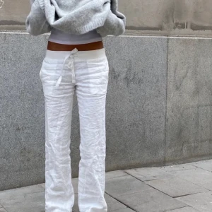 Linnebyxor - Säljer nu dessa linnebyxor från Alohba (gamla modellen) som jag inte längre använder!🥰 har en liten sminkfläck som säkert går att tvätta bort. Ska handtvättas! Kan gå ner i pris vid snabb affär