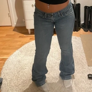 Lågmidjade jeans - Säljer för de inte passar, köpta second hand men i jättebra skick! (inte mina bilder) Inga defekter💞