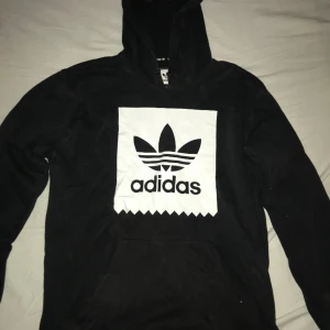 Adidas hoodie - Klassisk stilren hoodie som funkar till allt! Saknar snöre. 