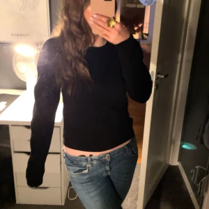 Svart zara  - Aldrig använd. Svart tröja ifrån zara med en aning puffiga ärmar. Tröjan är i storlek S. Inga defekter men säljs pågrund utav att jag inte använder den. Var inte rädda att ställa frågor!💕