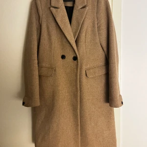 Kappa - Kappa från Vero Moda i strl S i jättefin brun färg, slutar strax ovanför knäna