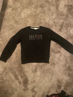 Hugo boss  - Säljer nu en Hugo boss tröja i storlek 12 år/xs fint skick 7-10 