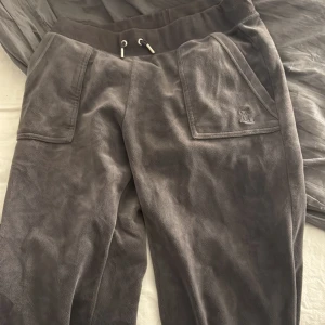 Juicy Courier  - Säljer nu mitt juicy sett i strlk s allt är helt och knappt andvöndt det ända är ena silver grejen på snöret har lossnat på tröjan annars bra skick