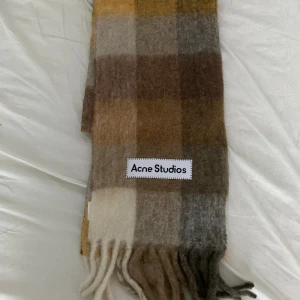 Acne Halsduk - Oanvänd acne halsduk