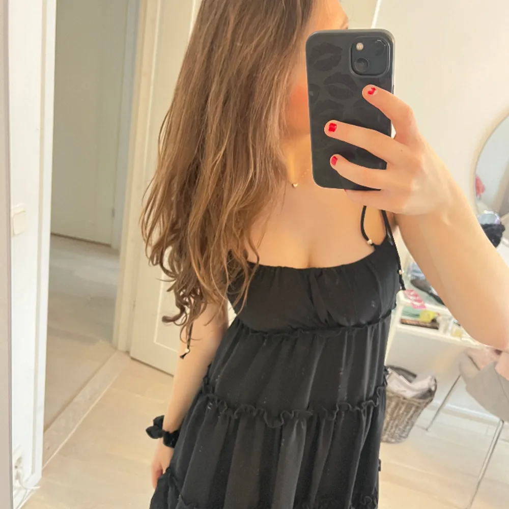 Jättefin svart klänning med justerbara band💕. Klänningar.
