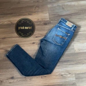 Nudie jeans Brute Knut  - Ett par riktigt fet nudie jeans i modellen ”Brut Knut” som är slimmad | W27L30 men det är mer 30/30, mått finns i pm | modellen på bilden är 170cm och 55kg | riktigt bra skick 10/10, ingen prislapp | nypris ca 1500 | kom gärna med frågor |