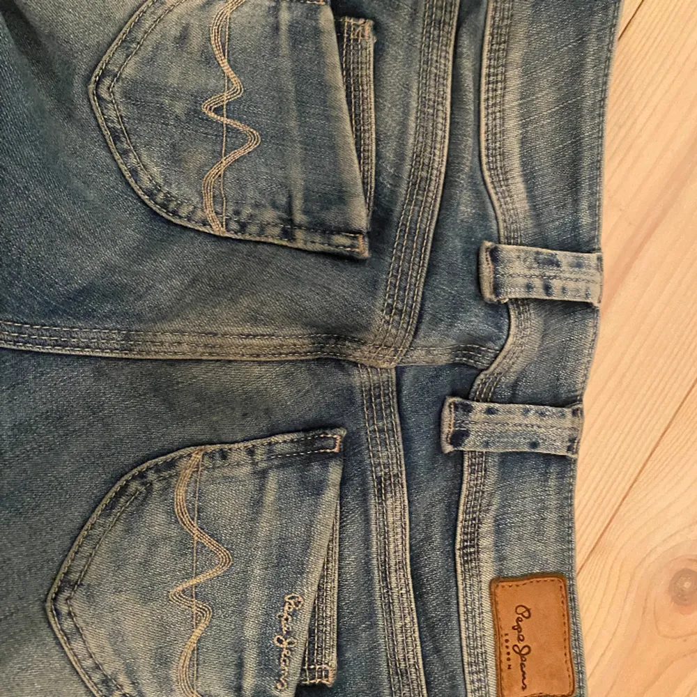Så fina jeans med lågmidjade från Pepe Jeans😍😍 Färgen är en dröm!!🩵 Säljer då de tyvärr har blivit för små för mig, passar någon som är runt 165, 170. Kan gå ner i pris vid snabb affär!💗. Jeans & Byxor.