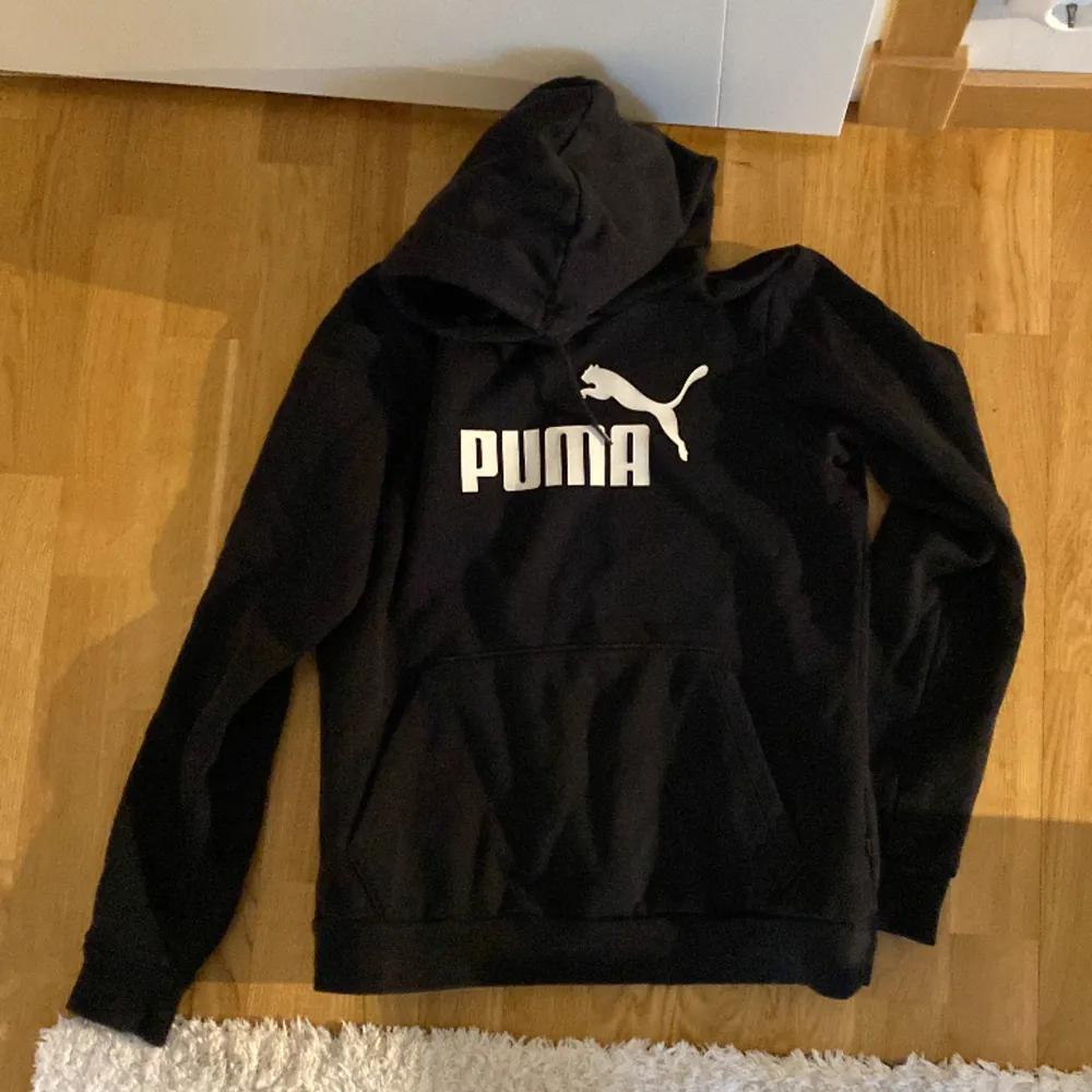 Puma hoodie med luva. Storlek Lmen liten i storleken  passar M. Ena biten på snöret har lossnat och säljer den därför billigt. Hoodies.