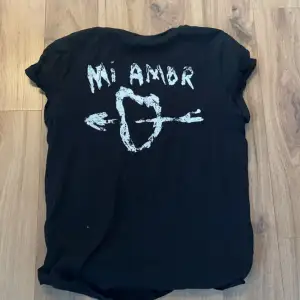 Mira paris t-shirt köpt i höst! Använt väldigt få gånger. 💕💕  Köpte för 600kr!