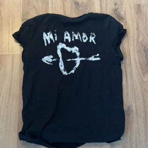 Mira Paris - Mira paris t-shirt köpt i höst! Använt väldigt få gånger. 💕💕  Köpte för 600kr!