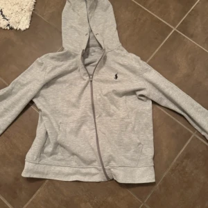 Ralph lauren zip hoodie - Grå Ralph lauren zip i väldigt bra skick