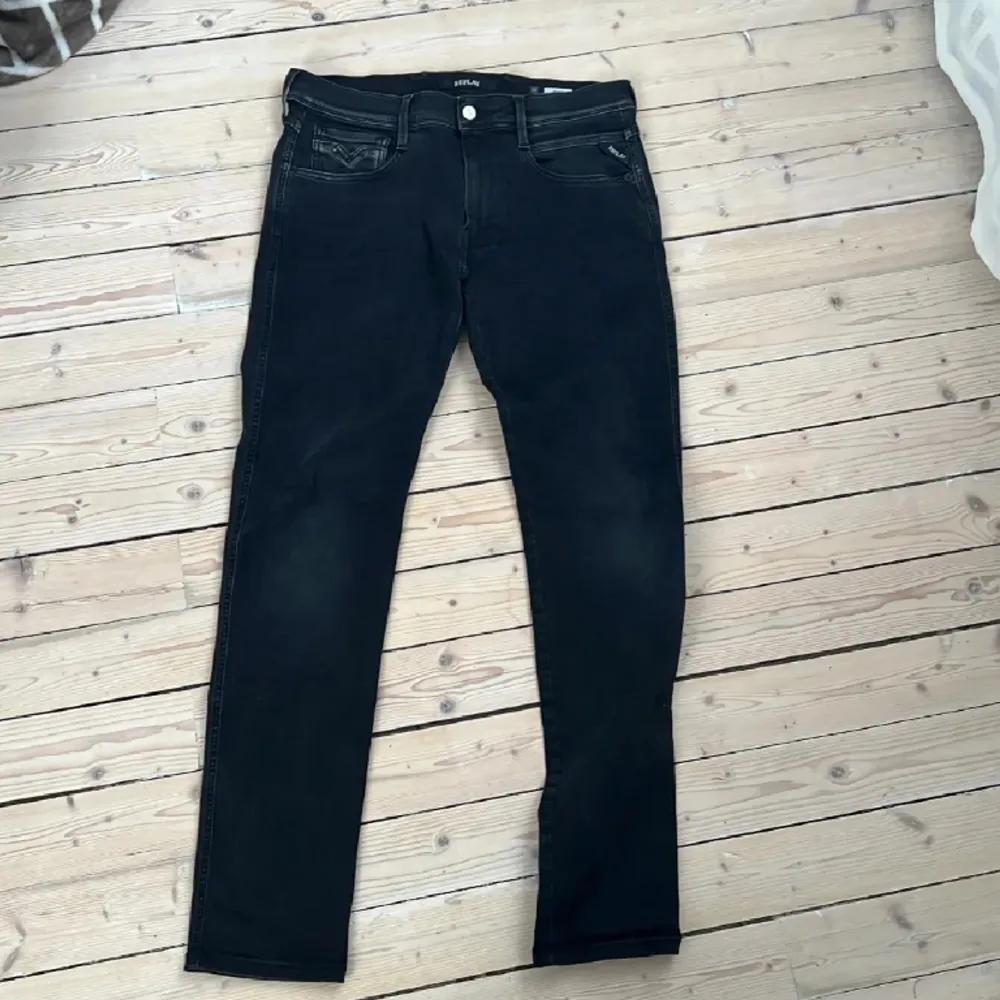 Svarta replay jeans i storlek 32/34. Toppen skick!. Jeans & Byxor.