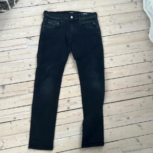 Replay jeans - Svarta replay jeans i storlek 32/34. Toppen skick!