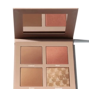 Caia Classy palett  - Säljer nu min classy palett dp den inte kommer till användning längre skriv för fler bilder🥰 Köptes för 395 säljer för 250 då den är använd💗kan även byta mot sassy😍