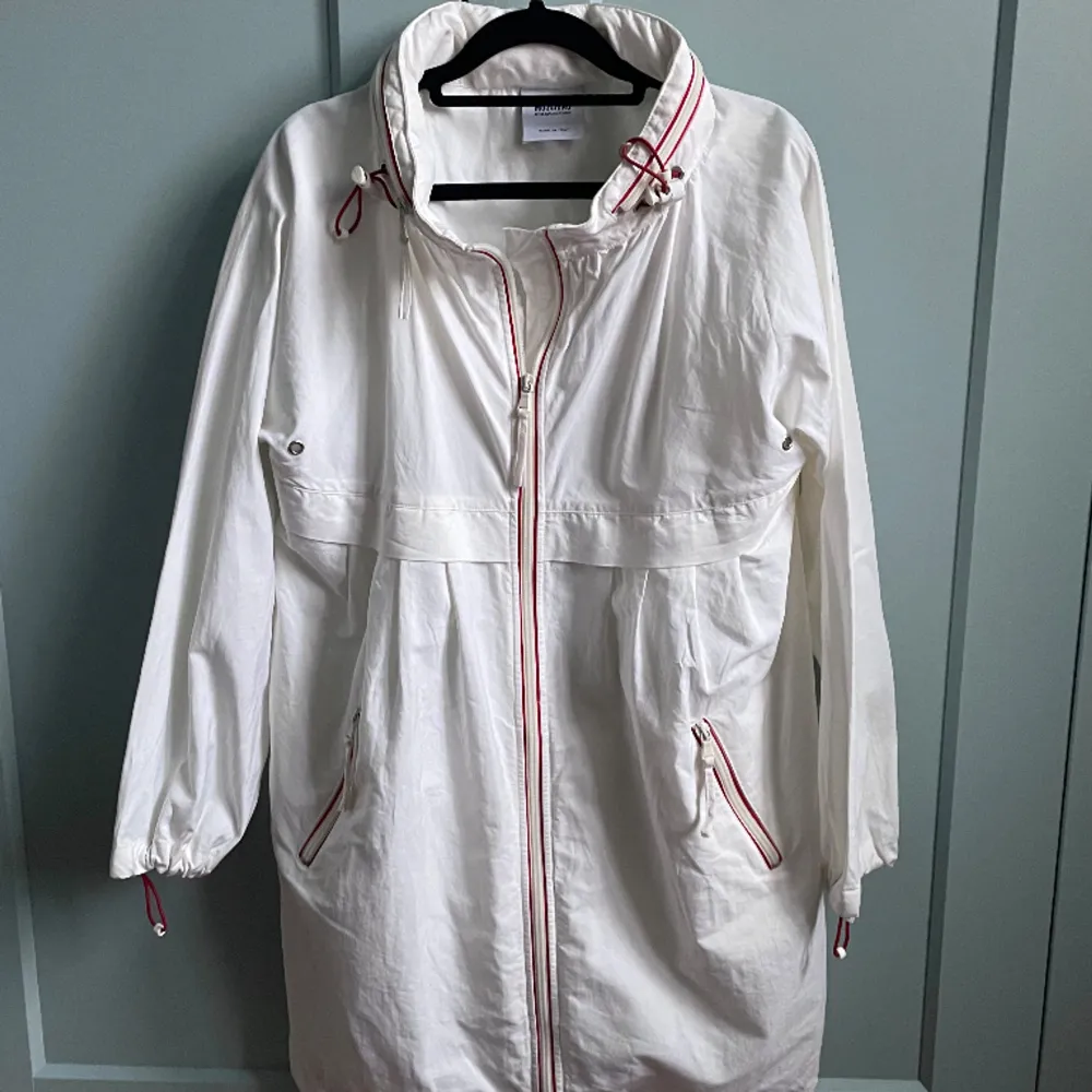 Vintage Moschino Cheap & Chic Windbreaker Jacket with 2 side pockets and a zip hoodie. Drawstring details around neck, cuff, and hem. Casual Fit. Made in Italy. Excellent Condition  Model Is 160cm (5”3) And Generally Fits XS/S.    61%Cotton 39% Silk. Jackor.