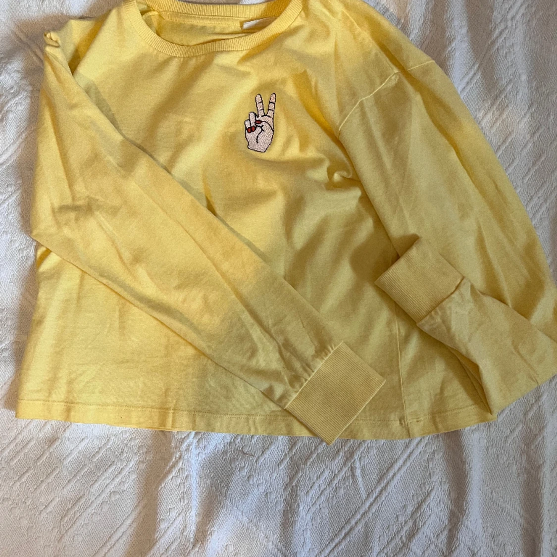Gul tröja med broderi tryck