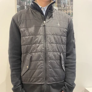 Ralph lauren  - En ralph lauren cardigan i mycket bra skick. Nypris ca 2500. Vid frågor ”kontakta”