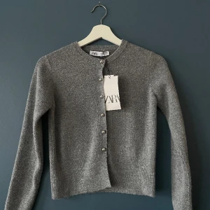Zara kofta  - Supersöt grå kofta från Zara! Helt ny och aldrig använd. Storlek S men passar XS. Hör av er för fler bilder och innan köp💕