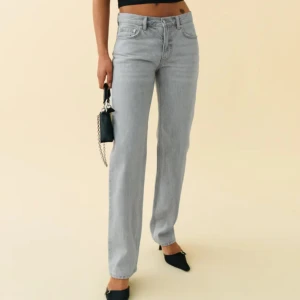 Gråajeans - Säljer nu mina gråa lågmidjade raka jeans ifrån ginatricot då dom inte kommer till användning längre🌟köpta för 500 kr