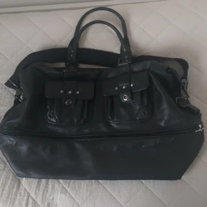 Väska - Säljer denna väska då den inte kommer till amvändning längre. Bara att skriva om du har några funderingar💕