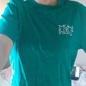 Tshirt med tryck - Superfin tshirt från hm's kollektion med keith haring. Använd ett par gånger men fortfarande i mycket bra skick, passar både tjejer och killar🩷🩷