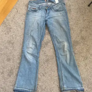 Säljer mina favorit jeans från Tommy hilfiger då de tyvärr är för korta för mig (jag är 174) de har inga defekter! Bara att skriva för mer bilder eller frågor!💘💘💘 köparen står för frakten!💘 storlek 28/30 (priset kan diskuteras) nypris: 1199