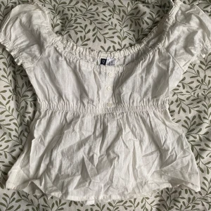 Super fin linnetopp - Den sötaste toppen att ha i sommar, sitter så fint och passar med allt! 💕 köpt på H&M för 350. 💕Den är XXS men passar även XS-S. 
