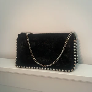 Sthlm stil väska🛍️👜 -  Denna super fina svarta väska är den perfekta accessoaren för att ge din outfit lite extra edge. Med sin eleganta silverkedja blir den definitivt en super fin väska till sommaren osv🛍️👜💕