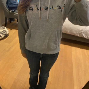 Friends hoodie - En friends hoodie som var älskad men passar inte bra längre