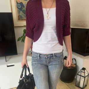 Bolero  - Säljer åt kompis! Vinröd/ lila  bolero. Cool till det mesta! Skriv vid intresse. Kan mötas upp annars tillkommer frakt! 