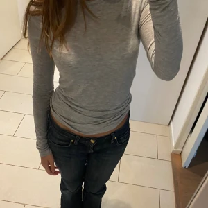 Grå tröja - En tajt grå tröja 