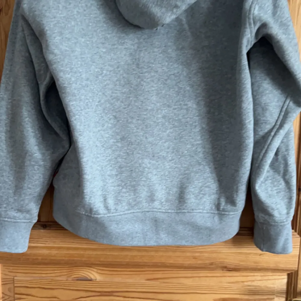 Säljer nu min Levis zip hoodie storlek S då den inte passar mig, använd 1 gång. Nytt pris är 600 mitt pris är 350kr. Hoodies.