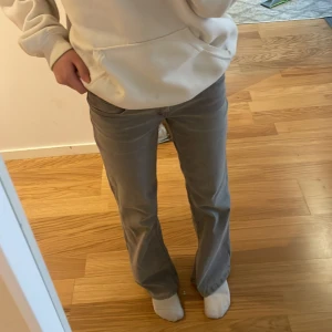 Lågmidjade bootcut jeans - Aldrig använda och super snygga jeans ifrån gina❤️ 
