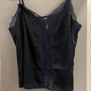 Spetspjamas - Jättefin spetspjamas från Lindex. Säljer då den inte kommer till användning eftersom den var lite för stor. Toppen är i strl L och byxorna är i strl M. På sista bilden kan man se att spetskanten på toppen har gått av lite, därför har jag sänkt priset