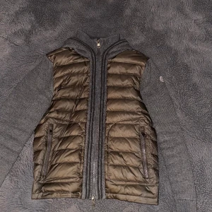 Moncler knitted cardigan  - Moncler cardigan från 2015, inga flaws  Storlek M men passar även som S  Denna model har carton och den är lite lös, samt klistermärket på qr koden har åkt av