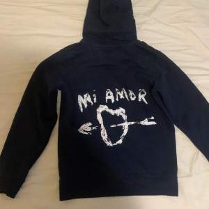 Säljer nu min snygga marinblåa Mi Amor hoodie från Mira Paris💕 Väldigt bra skick och har inga defekter, storlek xs/s😊
