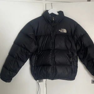The north face jacka - Retro nuptse dunjacka i herrstorlek M, sitter snyggt oversized!