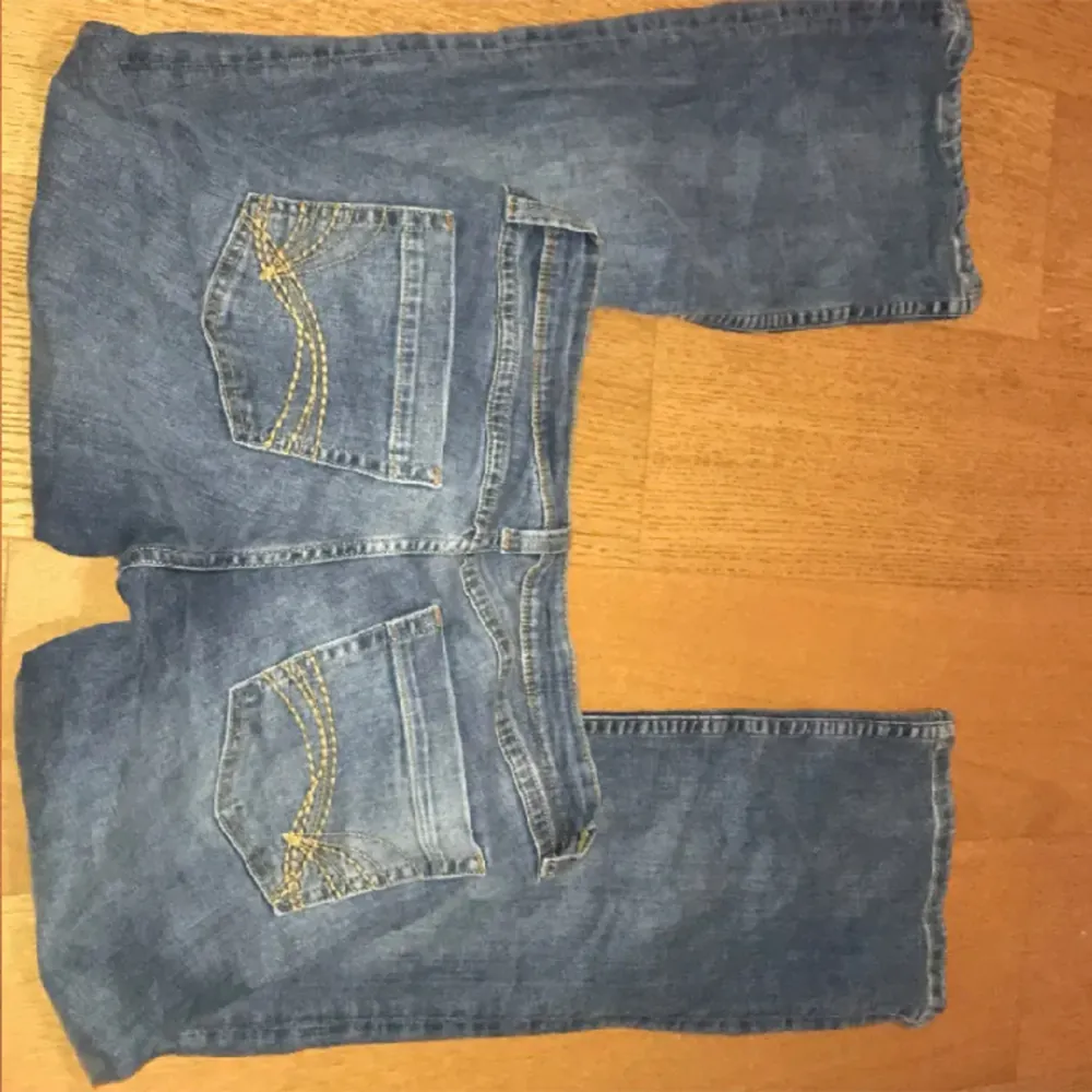 Storlek 42, helt nya prislappen borta eftersom jag försökte krympa jeansen i tvätten(funka ej) kostade något med 200, kan tänka mig att gå ner i pris. Jeans & Byxor.