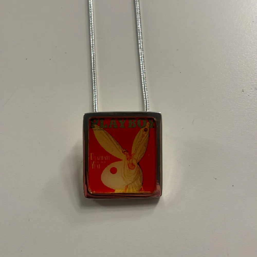 Säljer detta coola Playboy halsband. Det är helt oanvändt. Säljer för 100kr, nypris ca 400-500kr. Kontakta mig vid frågor😊. Accessoarer.