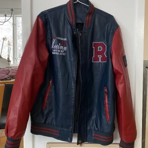 Oversize baseballjacka💓 - Snygg oversize baseball/varistyjacka i marinblå och vinrött❤️❤️ Använd men fint skick!!💕 L/XL