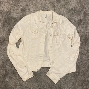 Vit jeansjacka  - Säljer denna vita jeansjacka från hm. Använt den några gånger, men sparsamt. Nypris vet jag inte, men jag säljer den för 50kr💕