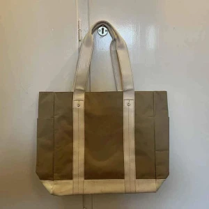 Väska / strandväska / weekendbag - Lite större väska. Fint skick! Någon enstaka fläck men som inte syns när väskan används eftersom den är under väskan. Se bild.