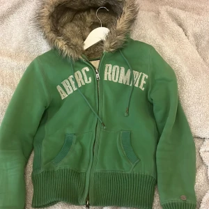 Abercrombie and fitch tröja - Jätte fin tröja som jag ej använder längre tyvärr, passar fint på mig med strlk S! 