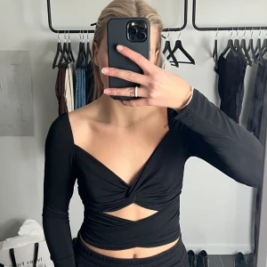 Svart festtopp - En superfin svart festtopp från nakd som tyvärr inte kommit till användning (aldrig använd)!